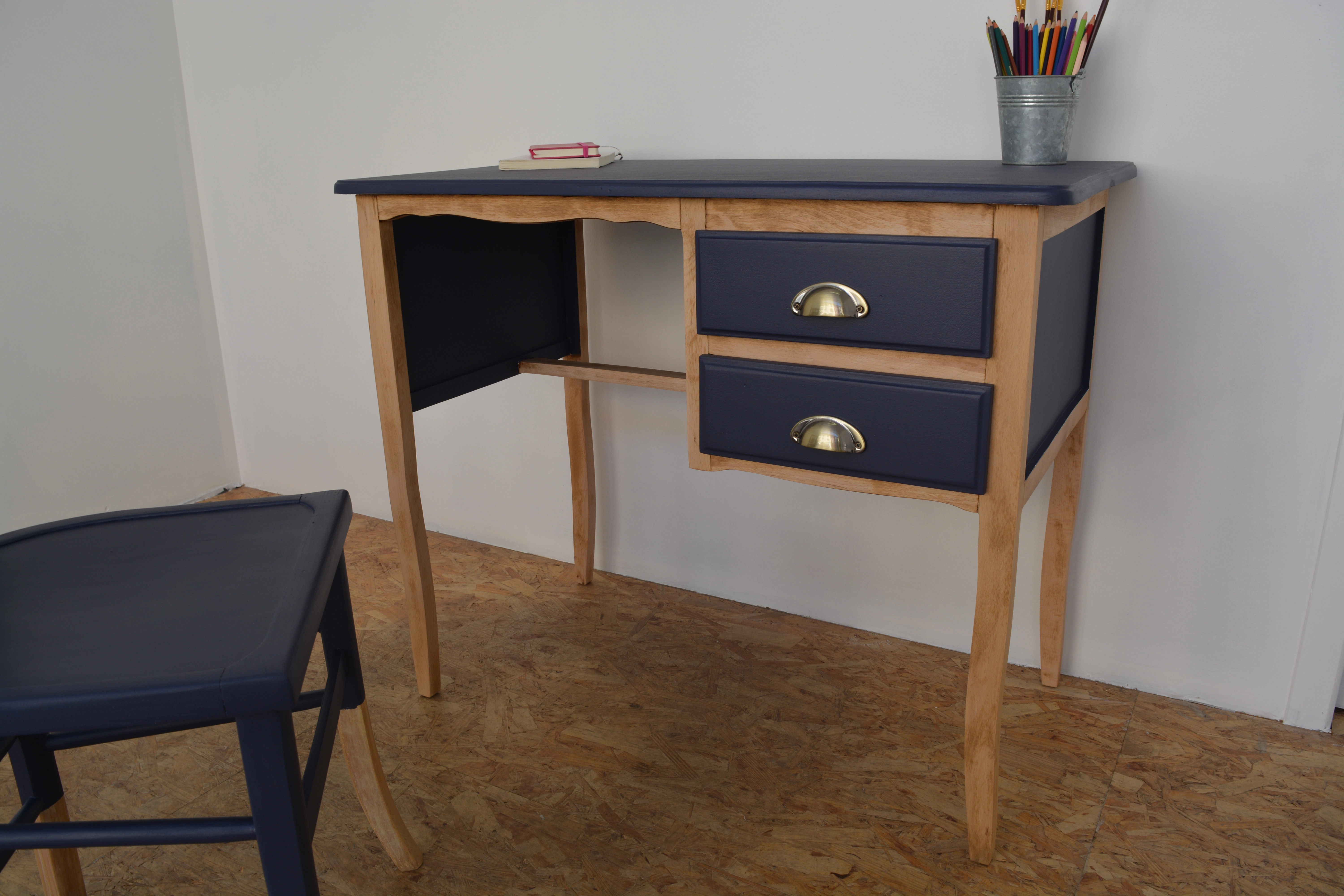 Bureau bleu et chaise