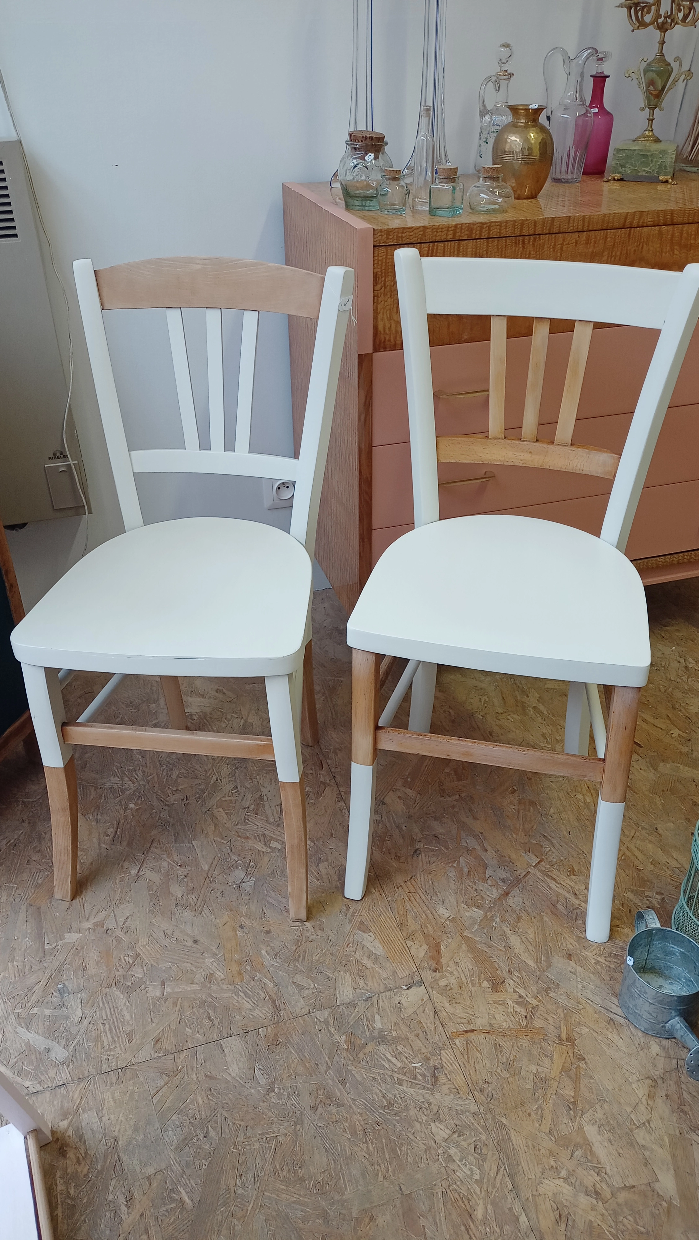 CHAISES CHAISES