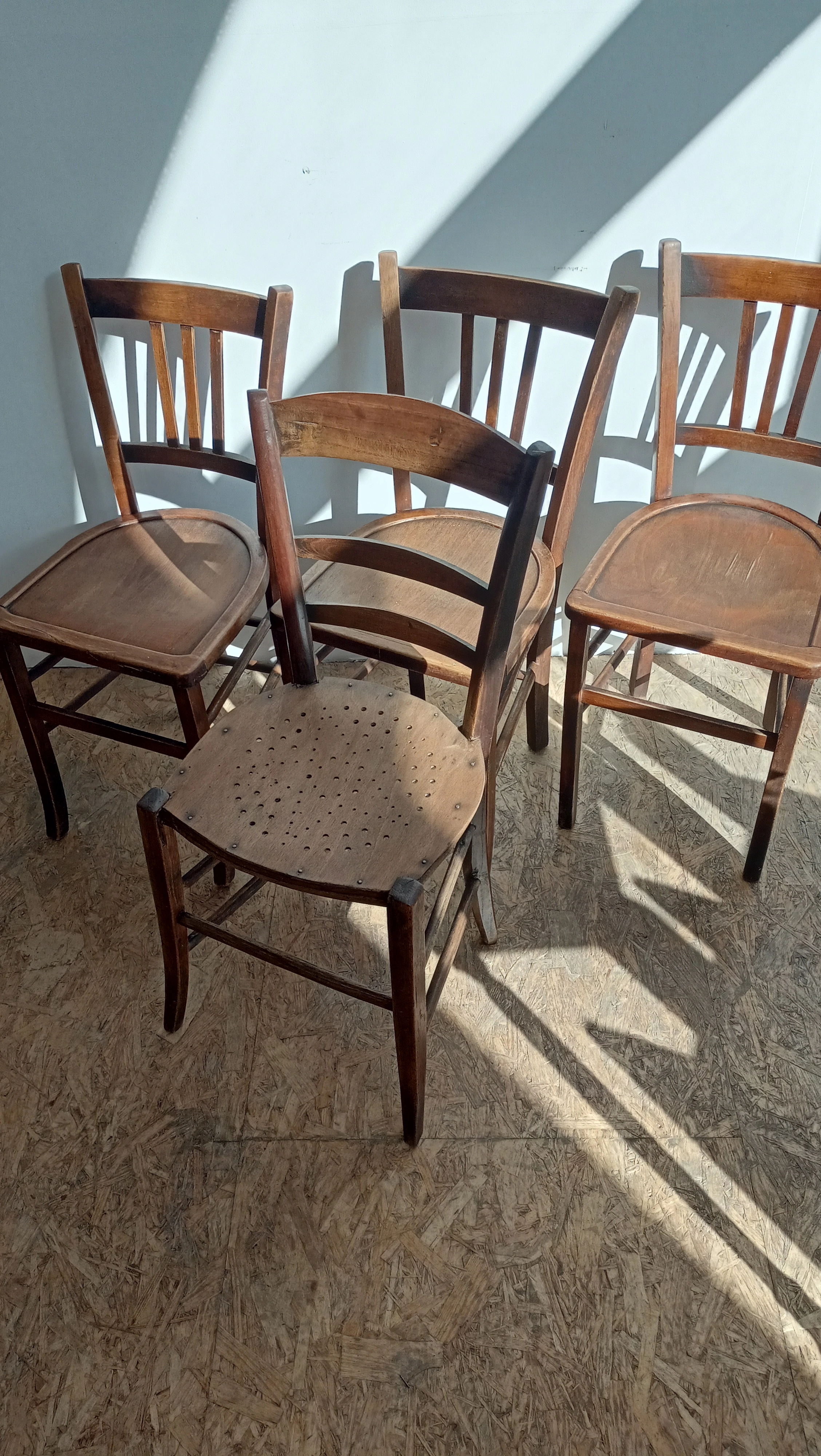 chaises dépareillées bistrot